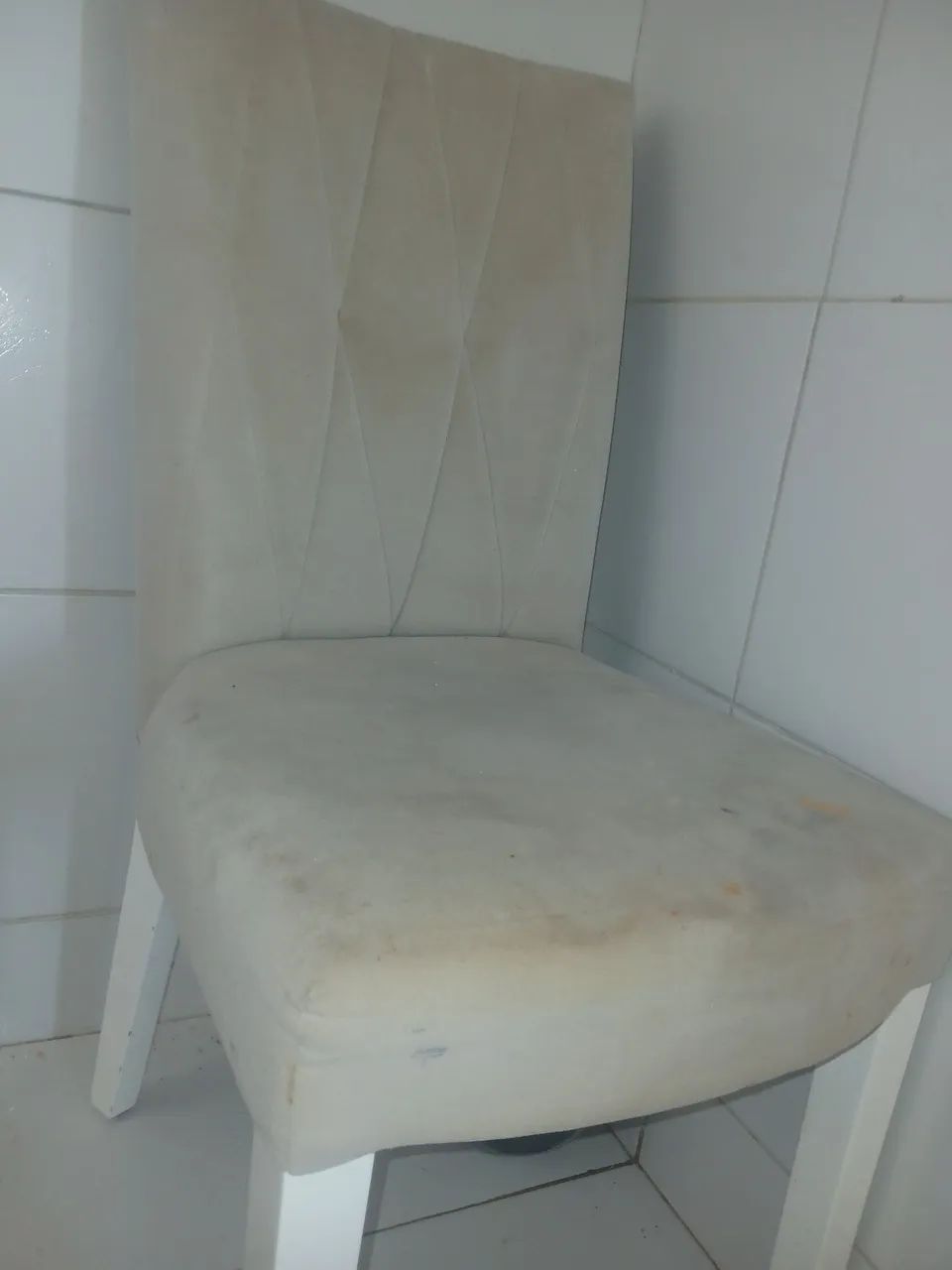 2 Cadeiras Estofadas de Encosto Alto - R$ 100 cada. - Foto 3