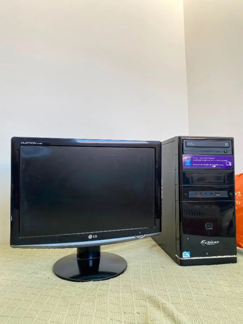Vendo Monitor e CPU  