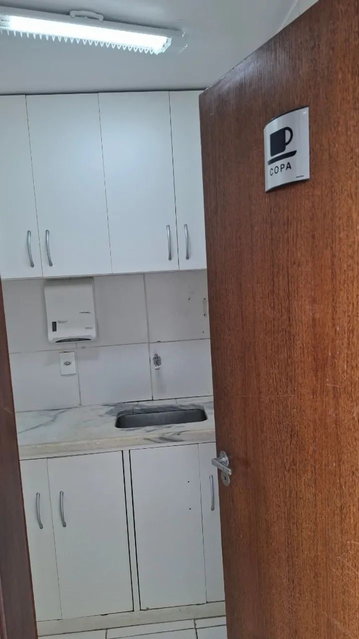 Excelente sala grande (48m², vão livre) com banheiro e copa com armários - Foto 4