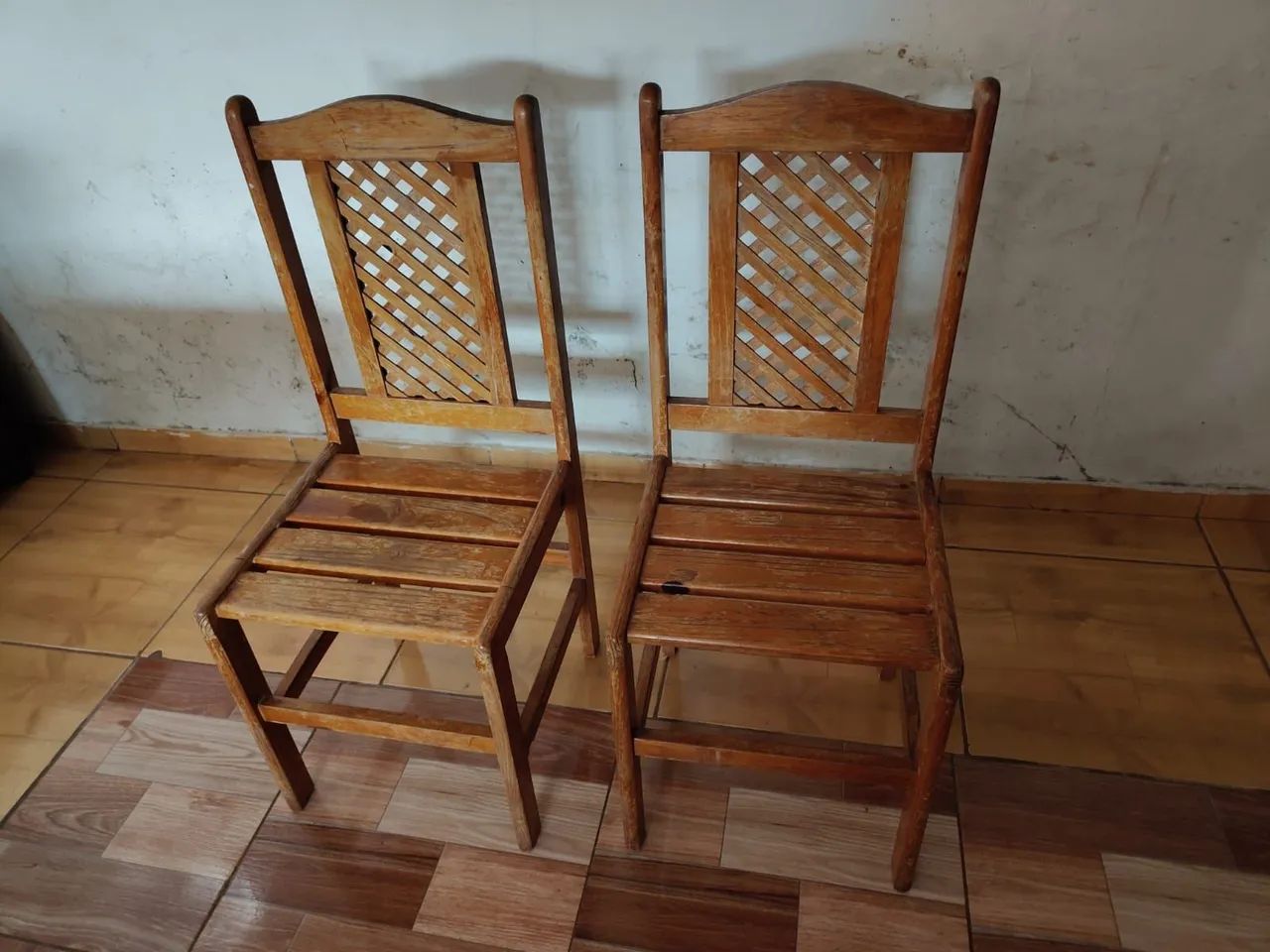 Mesa de madeira com 2 cadeiras usada ((ENTREGO GRATIS)) - Foto 5
