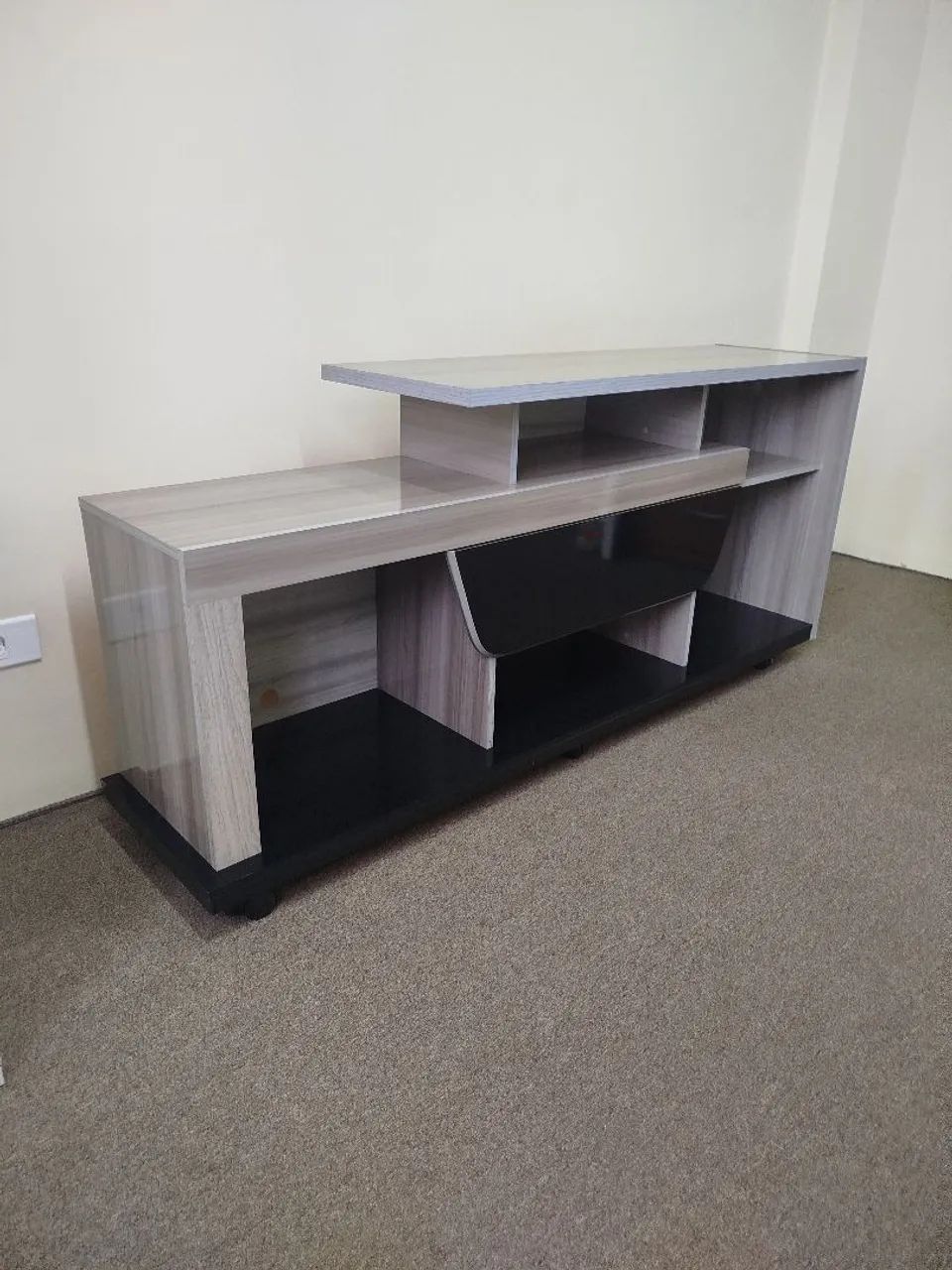 Rack com gaveta bem conservada 