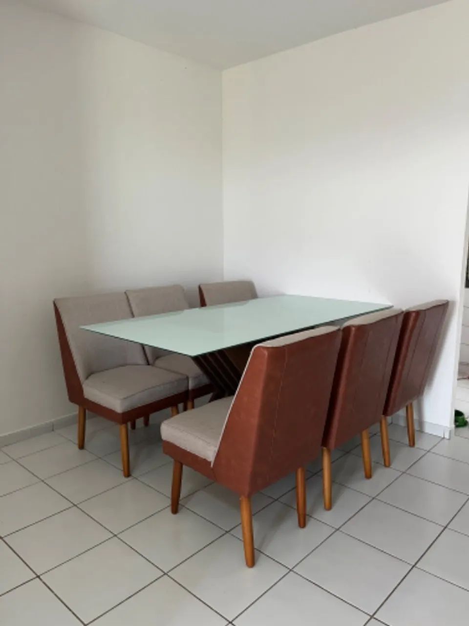 Conjunto mesa de jantar com cadeiras 