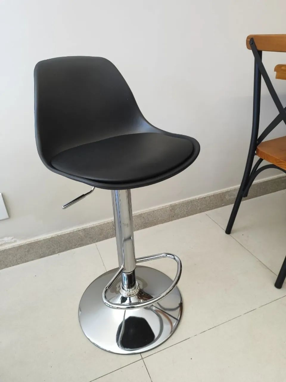 Banqueta elegante e confortável, altura regulável - Foto 2