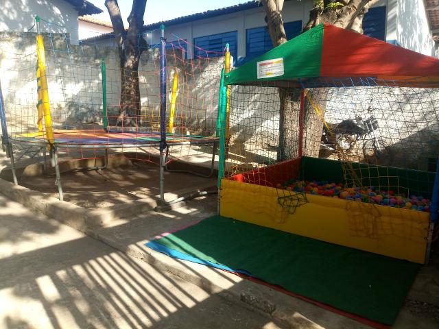 Aluguel de brinquedos Cama elástica pula pula casa de bolinhas gangorra escorrega