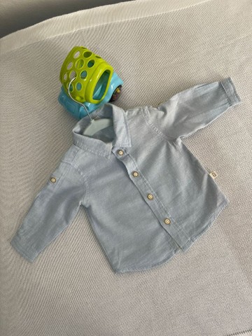 Blusa social azul bebê de botões 