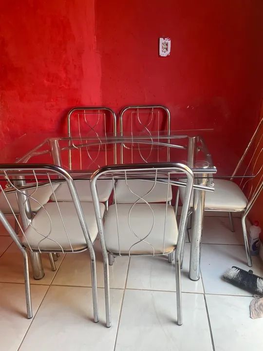 Conjunto de Mesa e Cadeiras
