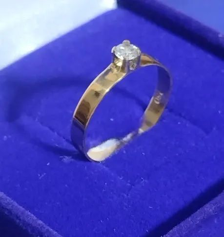 Anel Solitário 2.05 Gramas Pedra Zircônia Todas as Cores 3 mm Aro 4 mm Ouro 18 kilates    