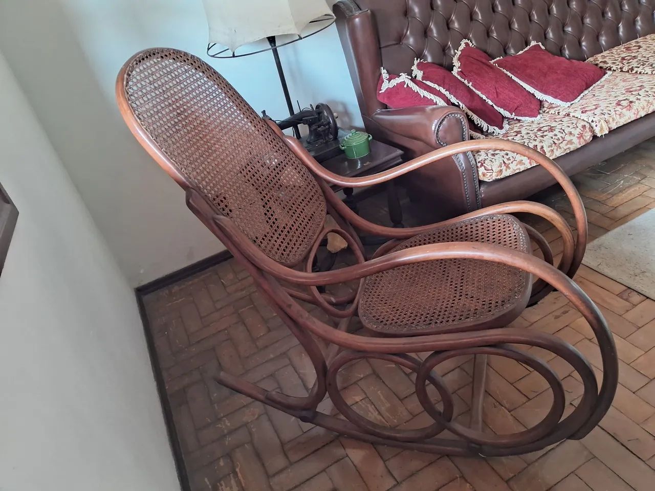 Belíssima Cadeira de Balanço Antiga (Madeira c/Palinha, Modelo AUSTRÍACA) - Foto 5