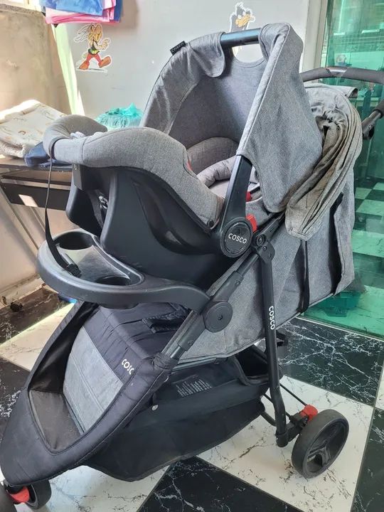 Carrinho para bebê com bebê conforto Cosco