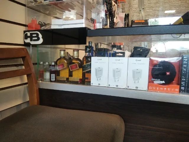 Vendo carregadores completos , fontes e cabos originais de iphone e androids !  
