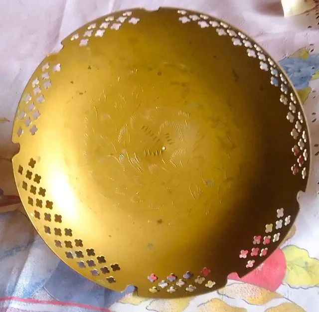 Petisqueira redonda em metal dourado indiano com bordas vazadas e desenhos em baixo relevo - Foto 6