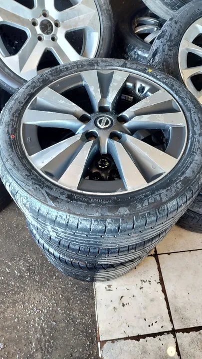 Rodas aro 17 seminnovas 2 pneus zero e dois 50%<br>