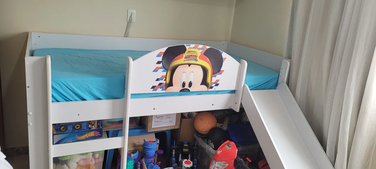 Cama Infantil com Escorregador e Tema Mickey