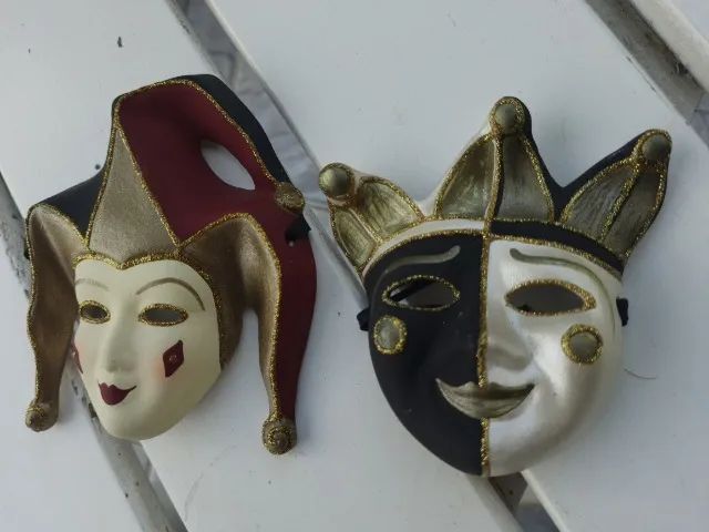 par de máscaras venezianas em porcelana com pintura manual 12cm x 11cm