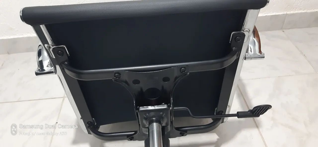 Cadeira de Escritório Giratória com Rodinhas em perfeito estado  - Foto 4