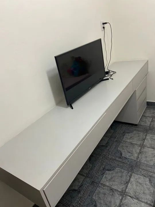 Mesa suspensa de MDF 2,20x0,50m