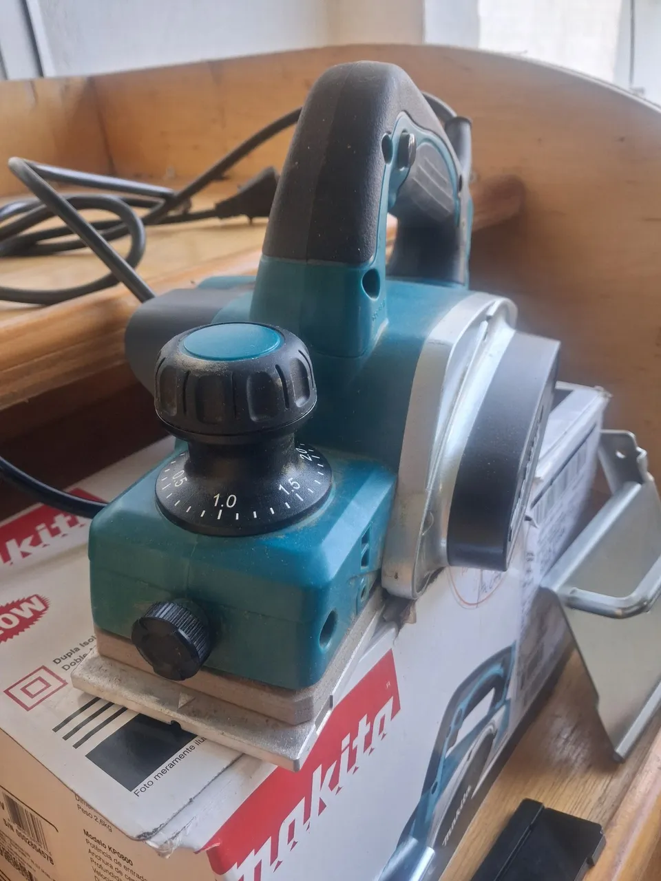 Plaina Elétrica Makita KP0800 - Perfeita para trabalhos em madeira!