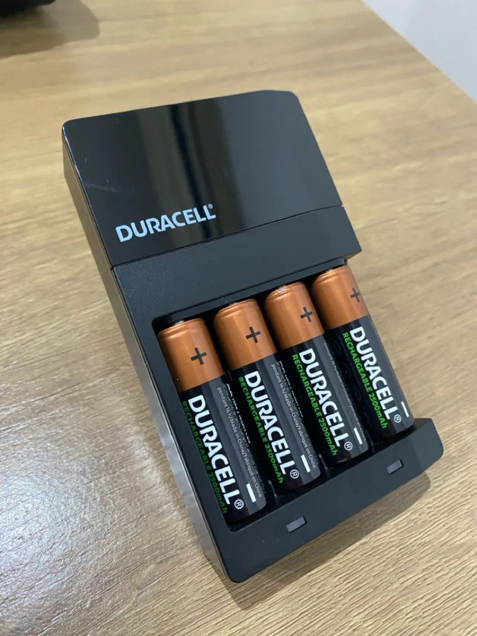 Carregador de Pilhas Duracell + 4 Pilhas AA 