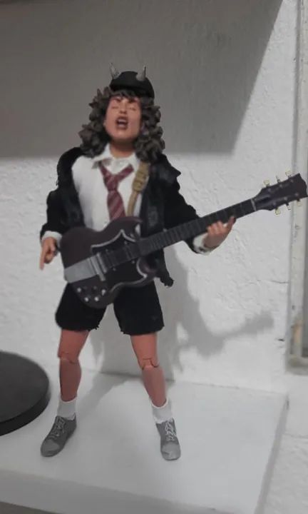 Boneco guitarrista Angus Young AC/DC neca clothed action figure banda músico Colecionável - Foto 2
