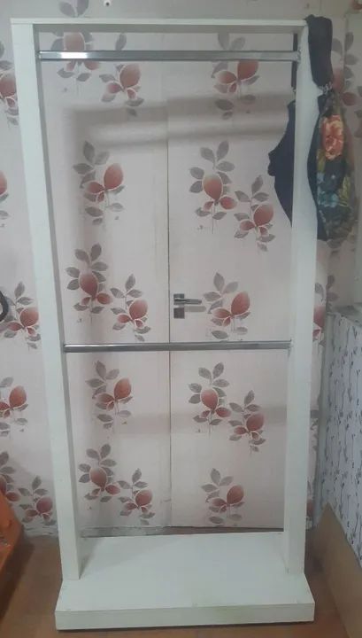 Arara de madeira para lojas
