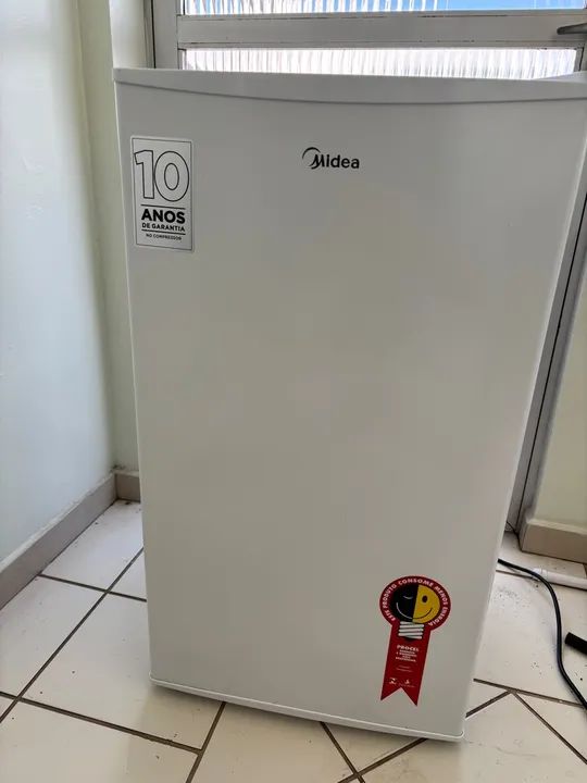 Frigobar midea semi novo 93l - Foto 2