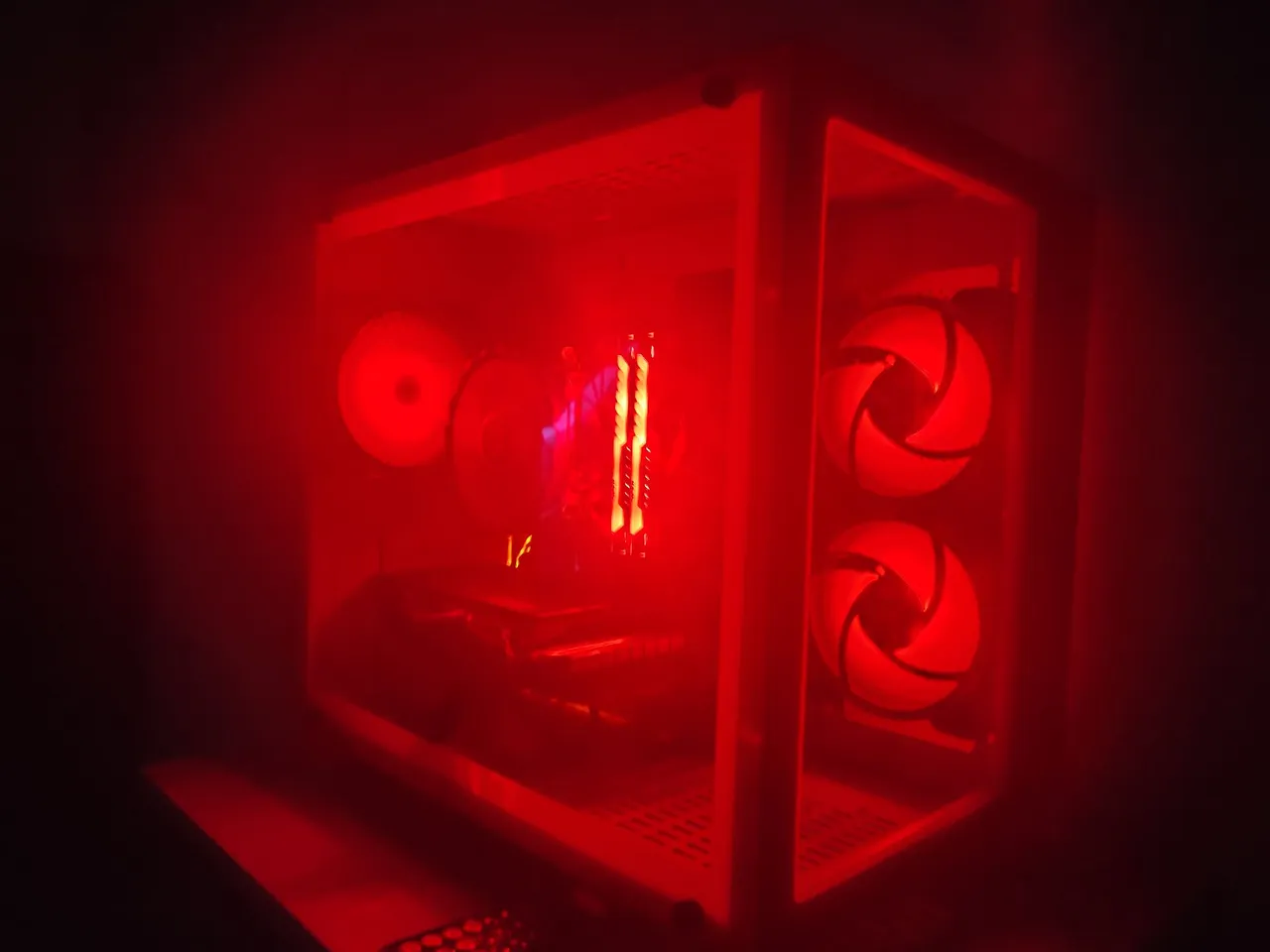 PC Gamer Ryzen 5 5500 + RX 580 8GB | 32GB RAM | SSD 1TB | Gabinete Aquário RGB Vermelho
