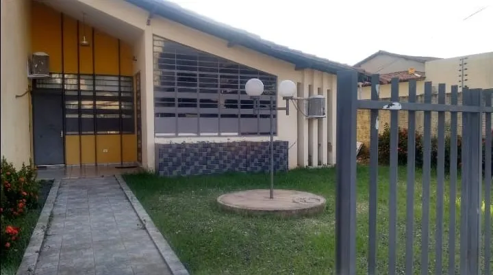 Alugo uma sala com banheiro