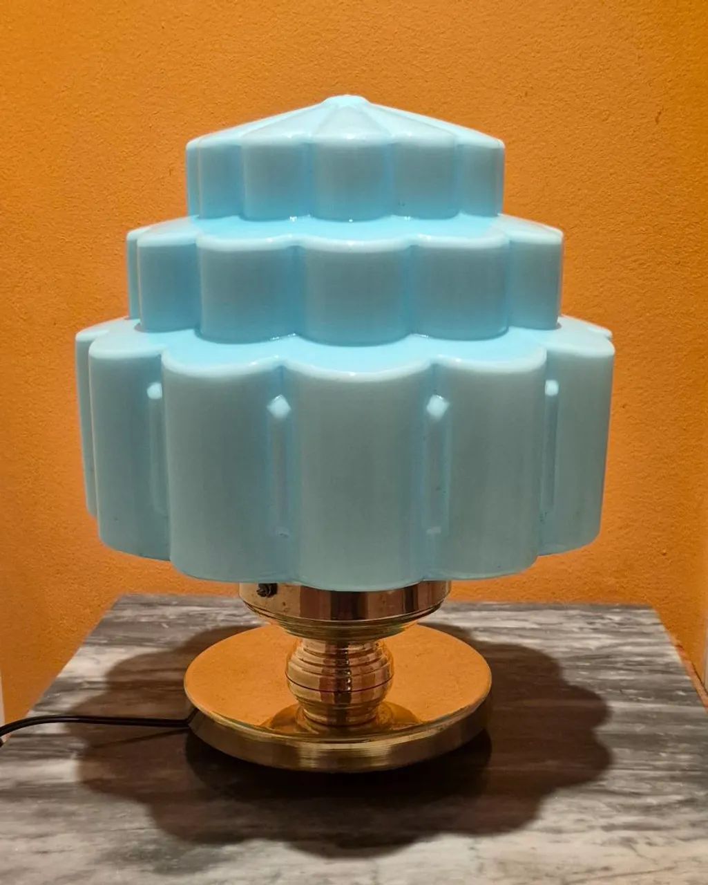 ART DECO Luminária de mesa base madeira com metal dourado com cúpula opalina belíssima 