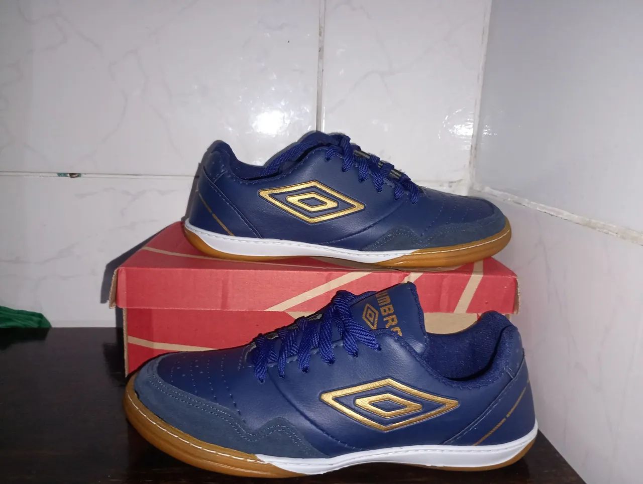 Chuteira Umbro Futsal - Azul e Dourado