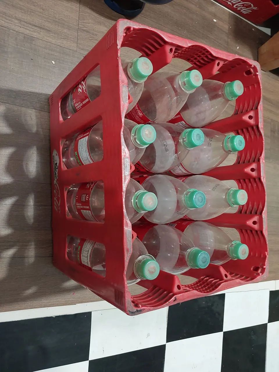 Caixa coca cola com 12 vasilhames retornáveis 