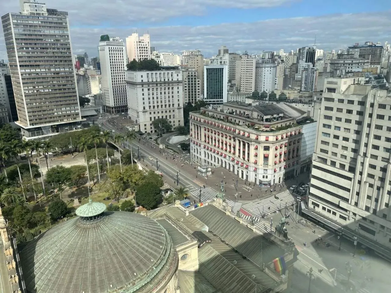 Salas comerciais á venda com 120 m² na cobertura do prédio