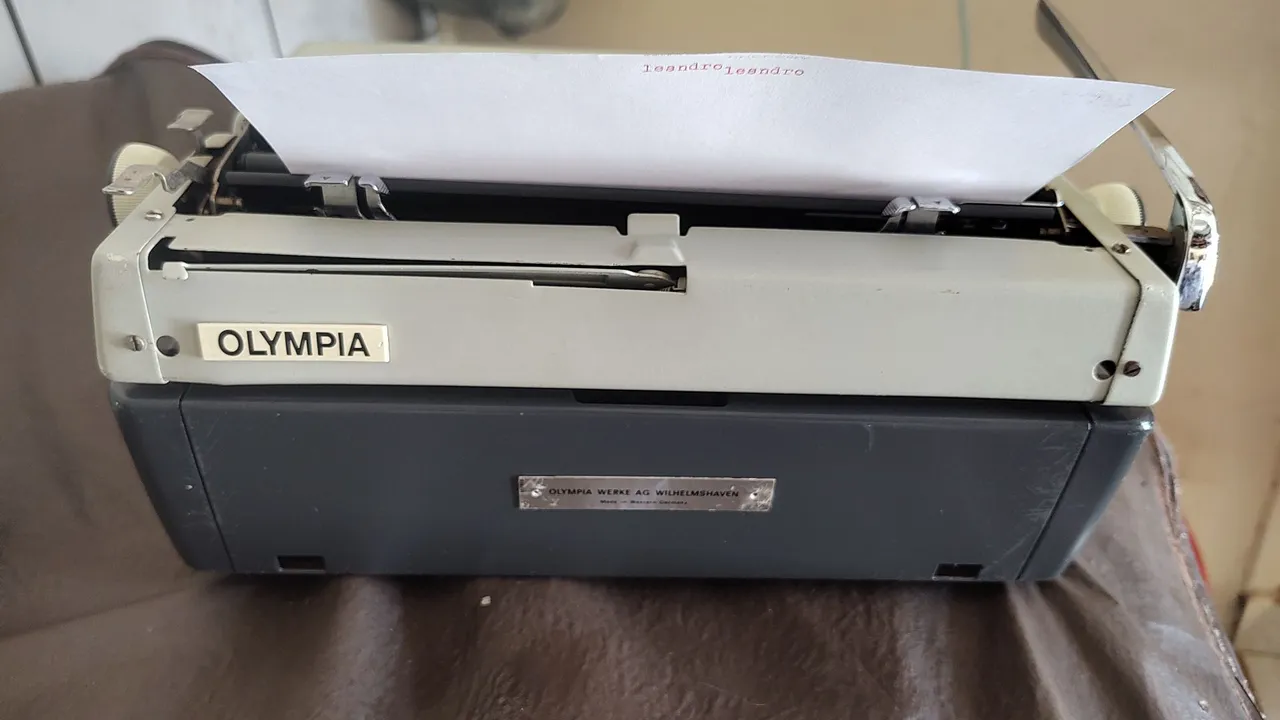 Maquena de escrever manual pra colecionador