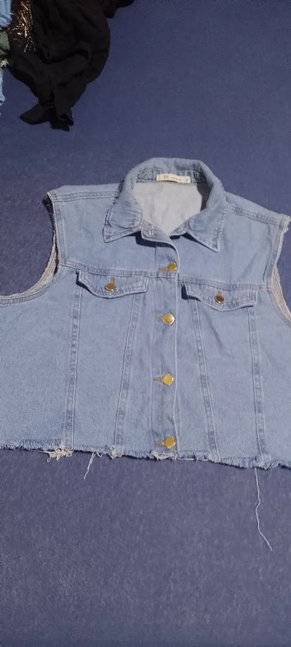 Colete Jeans com Botões Dourados