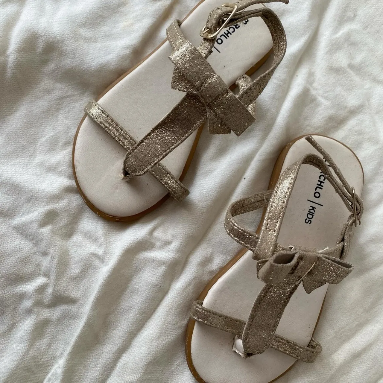 Sandálias infantis douradas com laço - Chloè Kids
