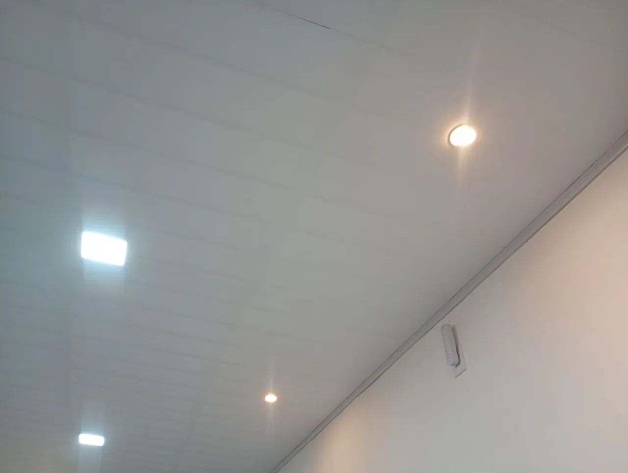 Forro de PVC branco para sua casa - Foto 2