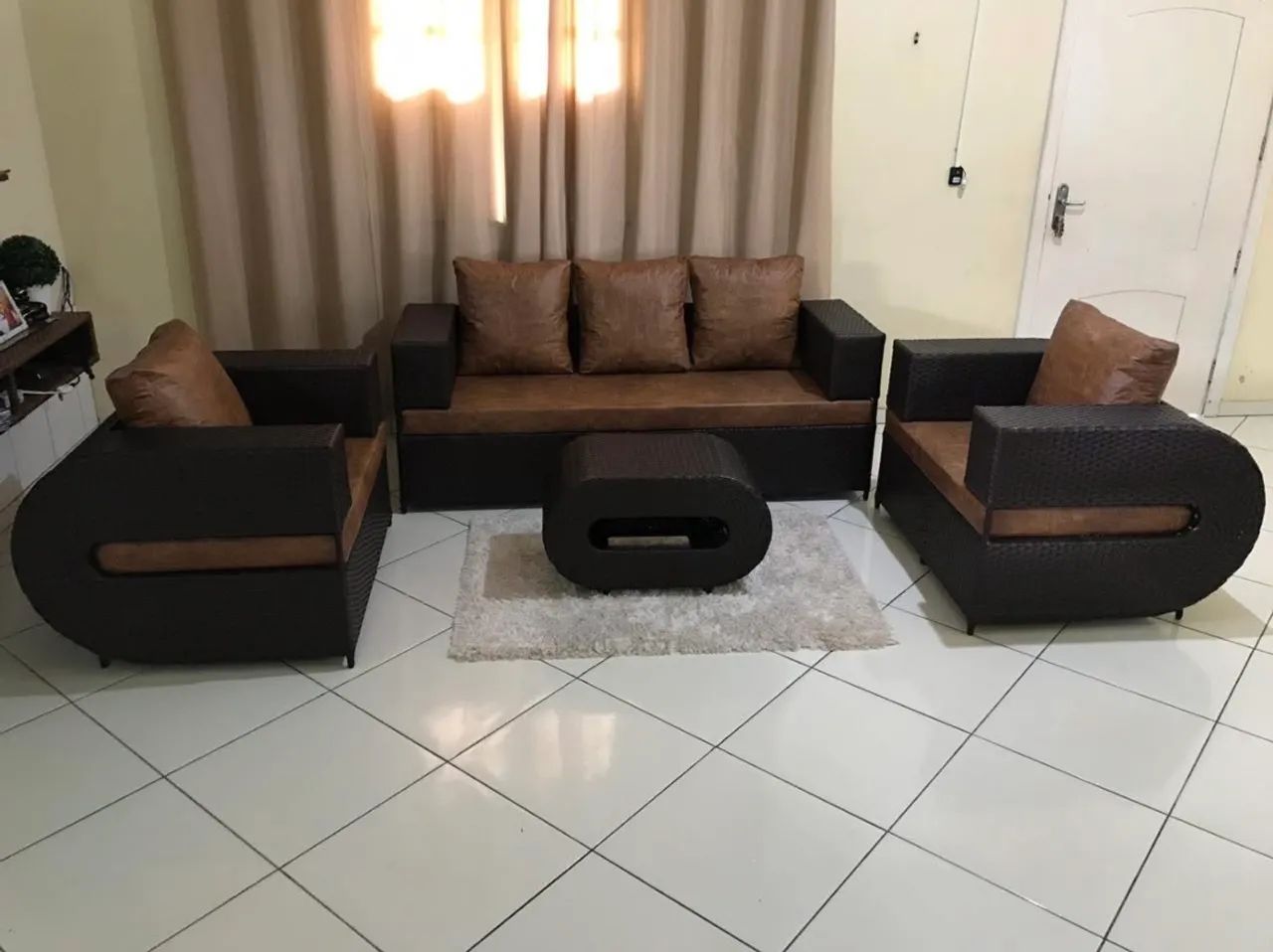 Conjunto de Sofá e Poltronas em Rattan com Mesa de Centro