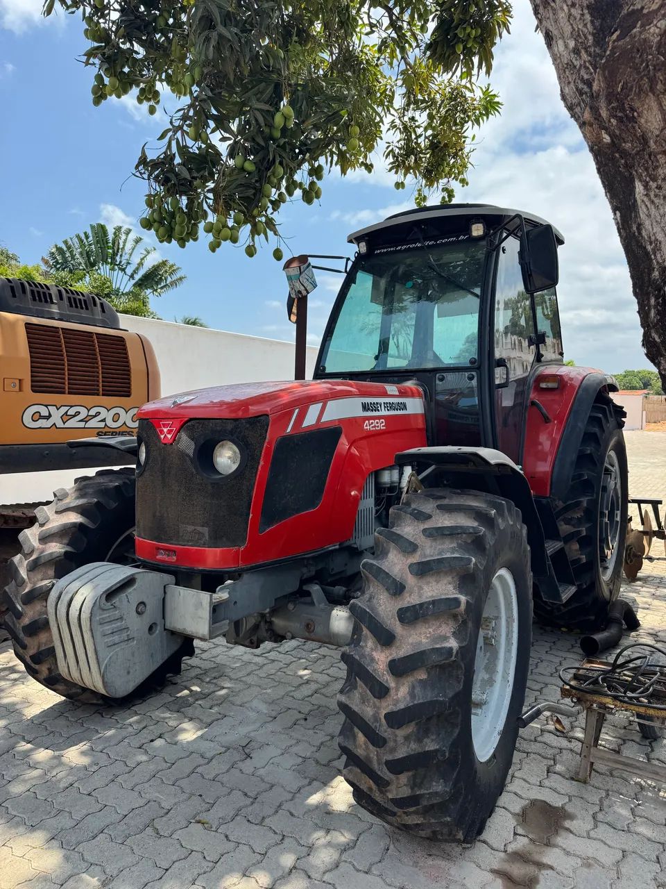 Trator de pneus MF 4292 