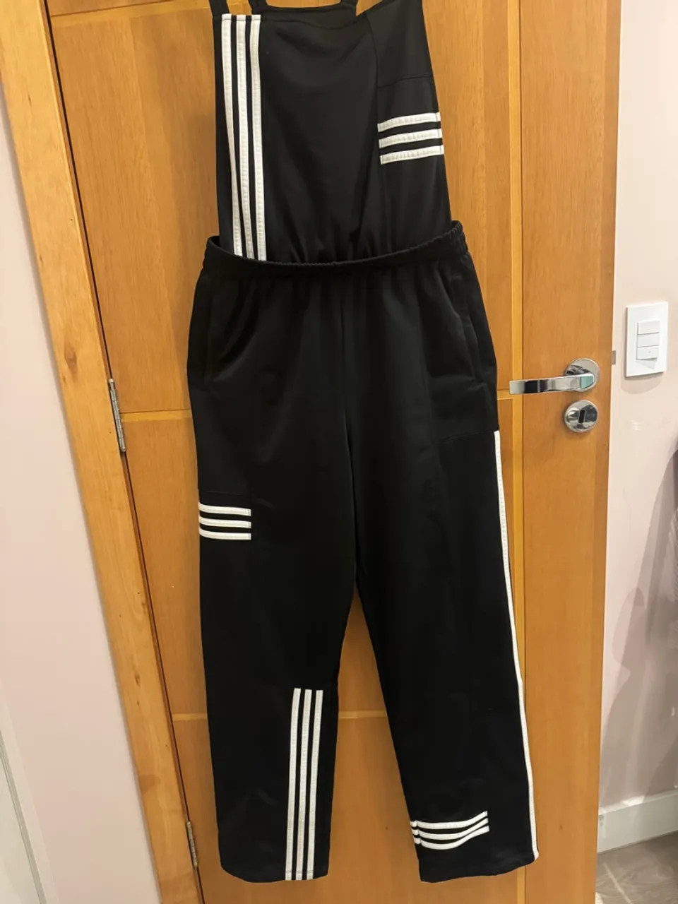 Macacão Adidas Original Preto com Detalhes Brancos