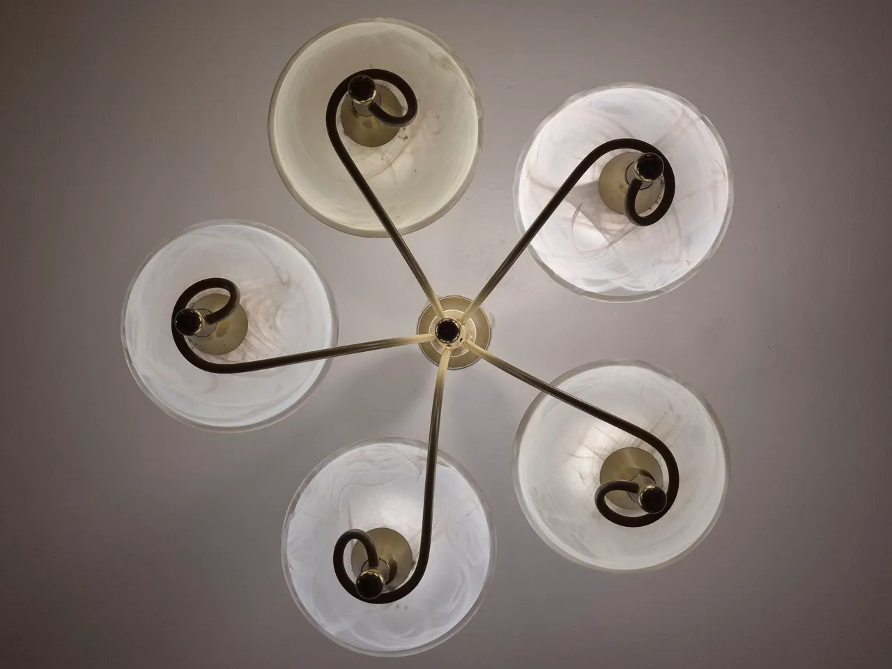 Lustre com 5 cúpulas de vidro