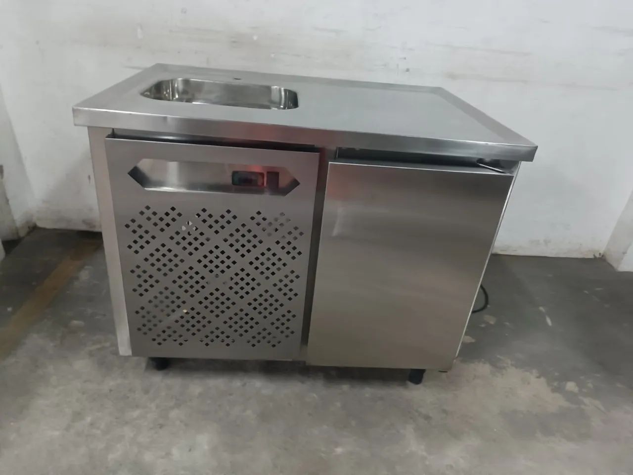 Balcão refrigerado com pia 