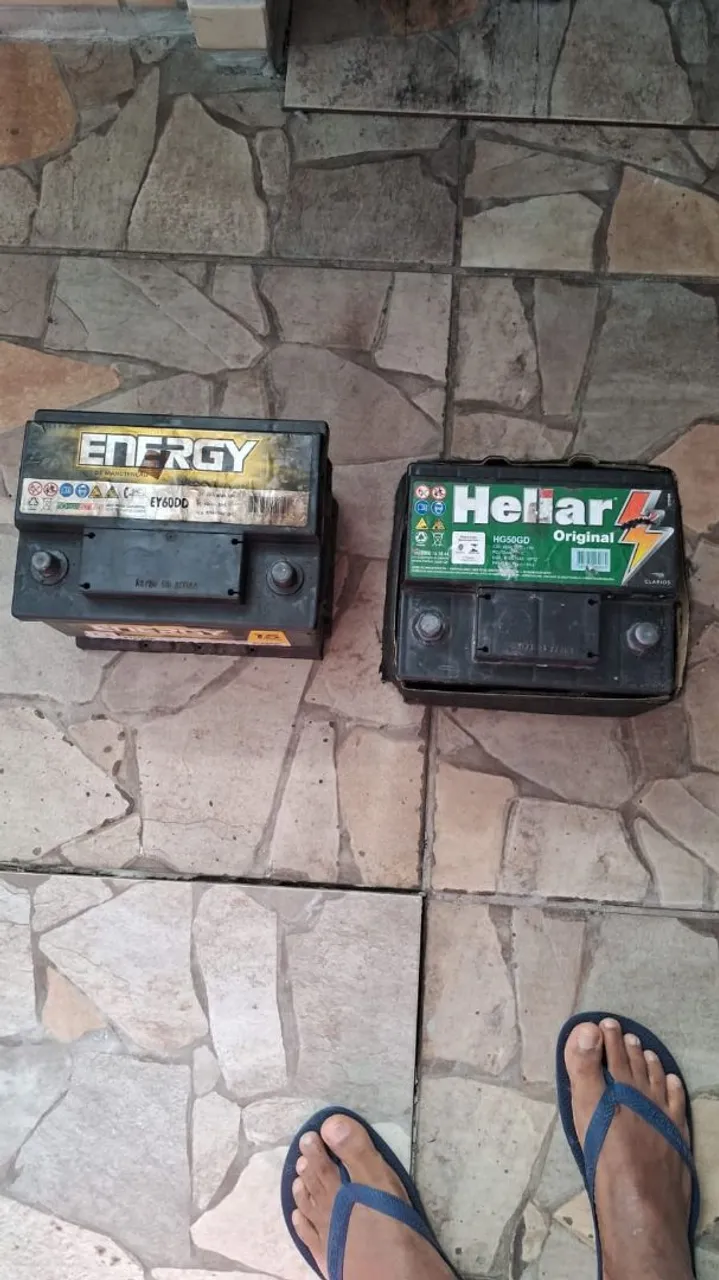 Baterias de carro Energy e Heliar baterias velhas sem uso.