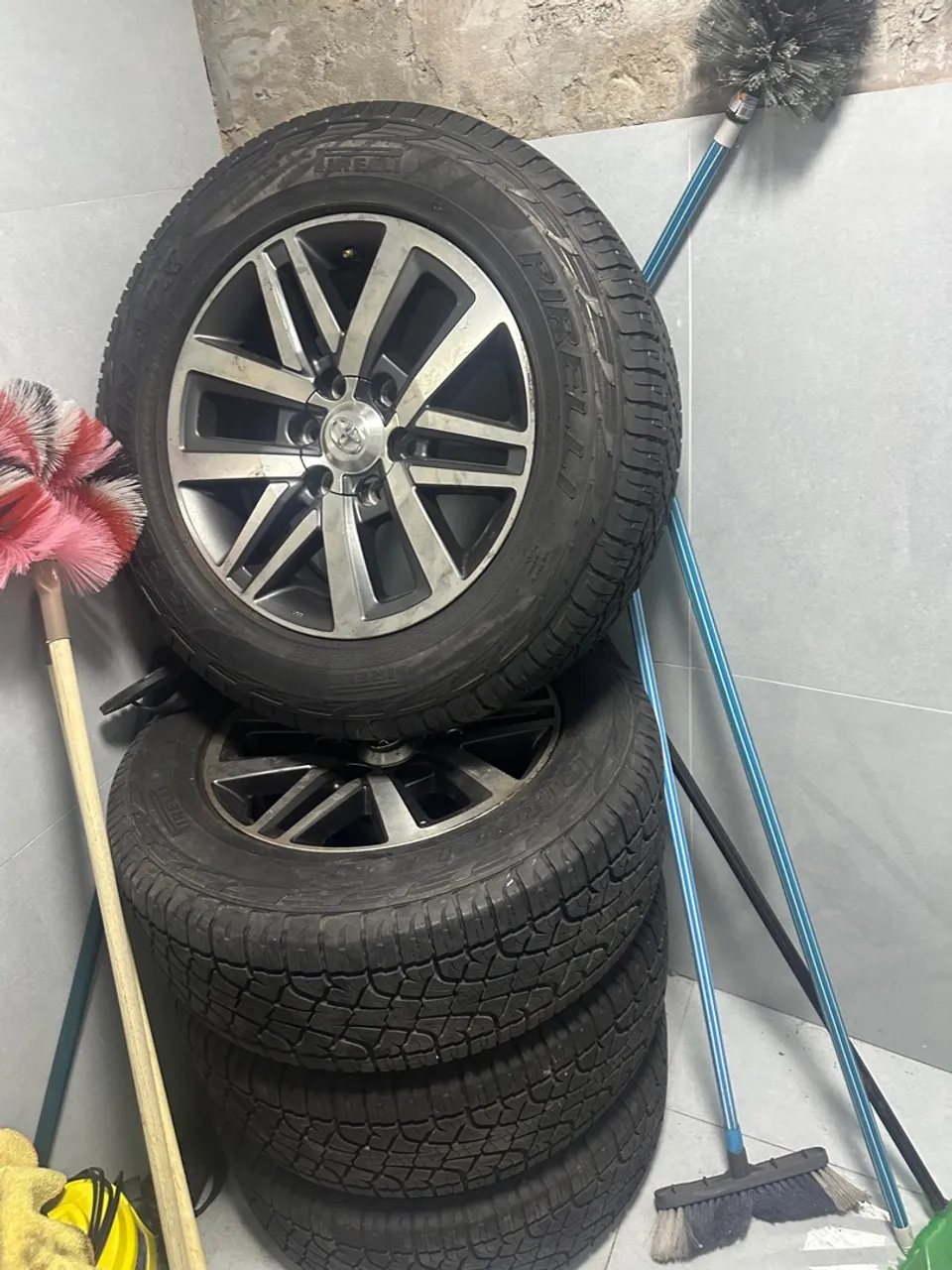 Jogo de Rodas e Pneus Pirelli para Carro