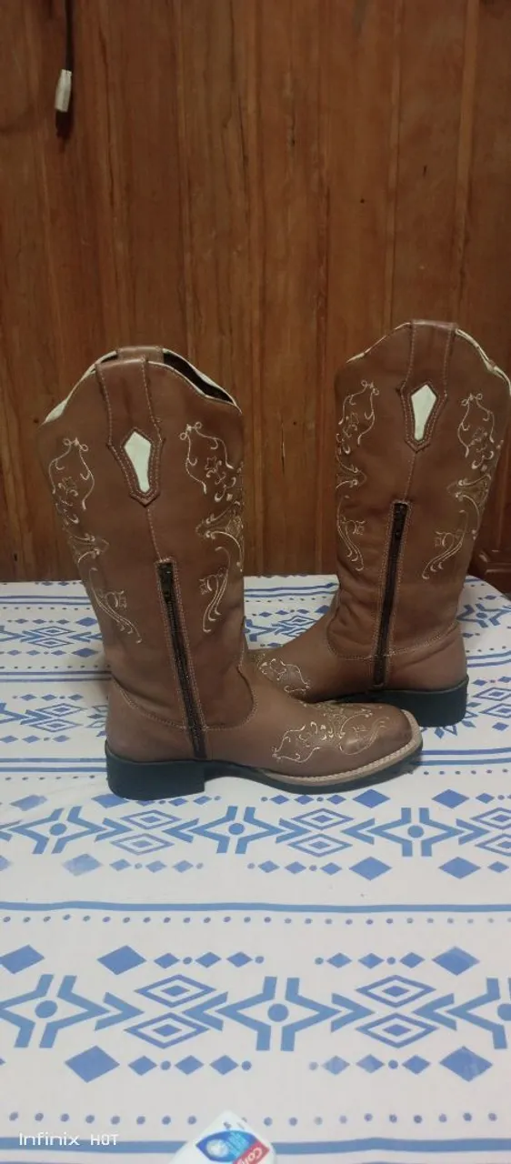 Botas Country Marrons Bordadas - Estilo e Charme