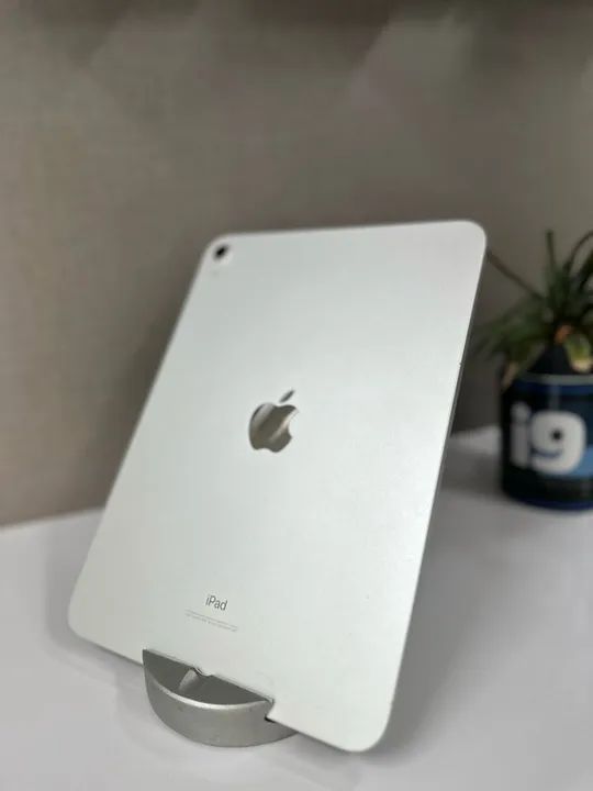 iPad 10ª geração  Cor - silver  Semi novo  Modelo - MPQ03LL/A  64GB  Com case   3 meses de