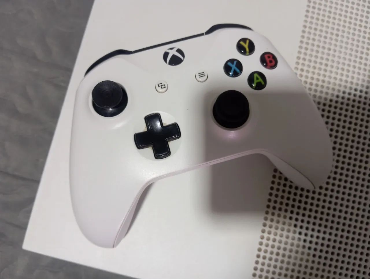 Xbox One S 1TB com controle e 2 jogos - Foto 3