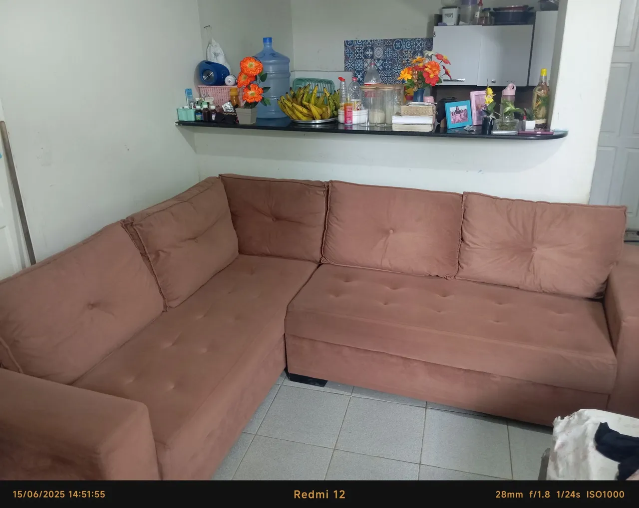 Sofá de canto espaçoso e confortável