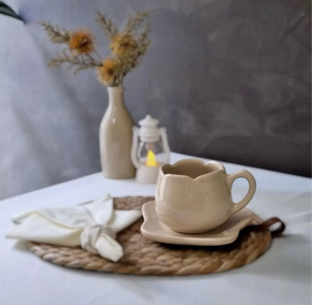 Xícaras de café ou chá com pires