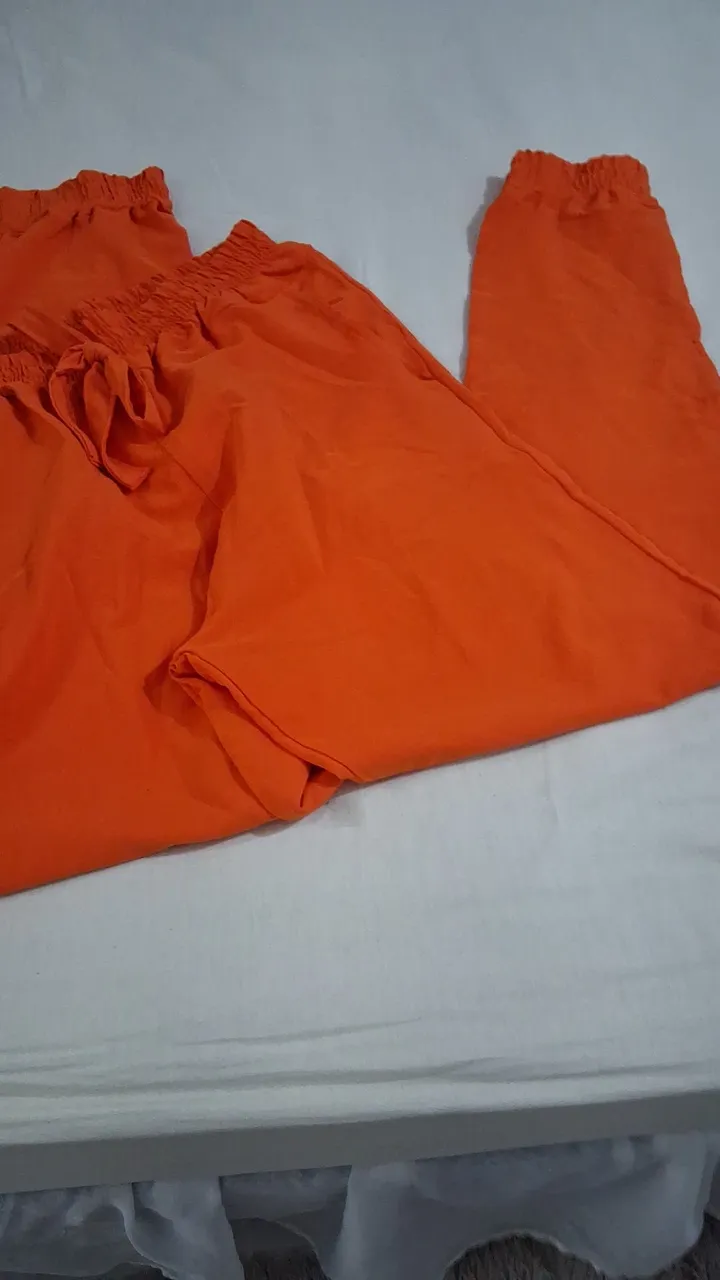 Calça laranja de tecido leve