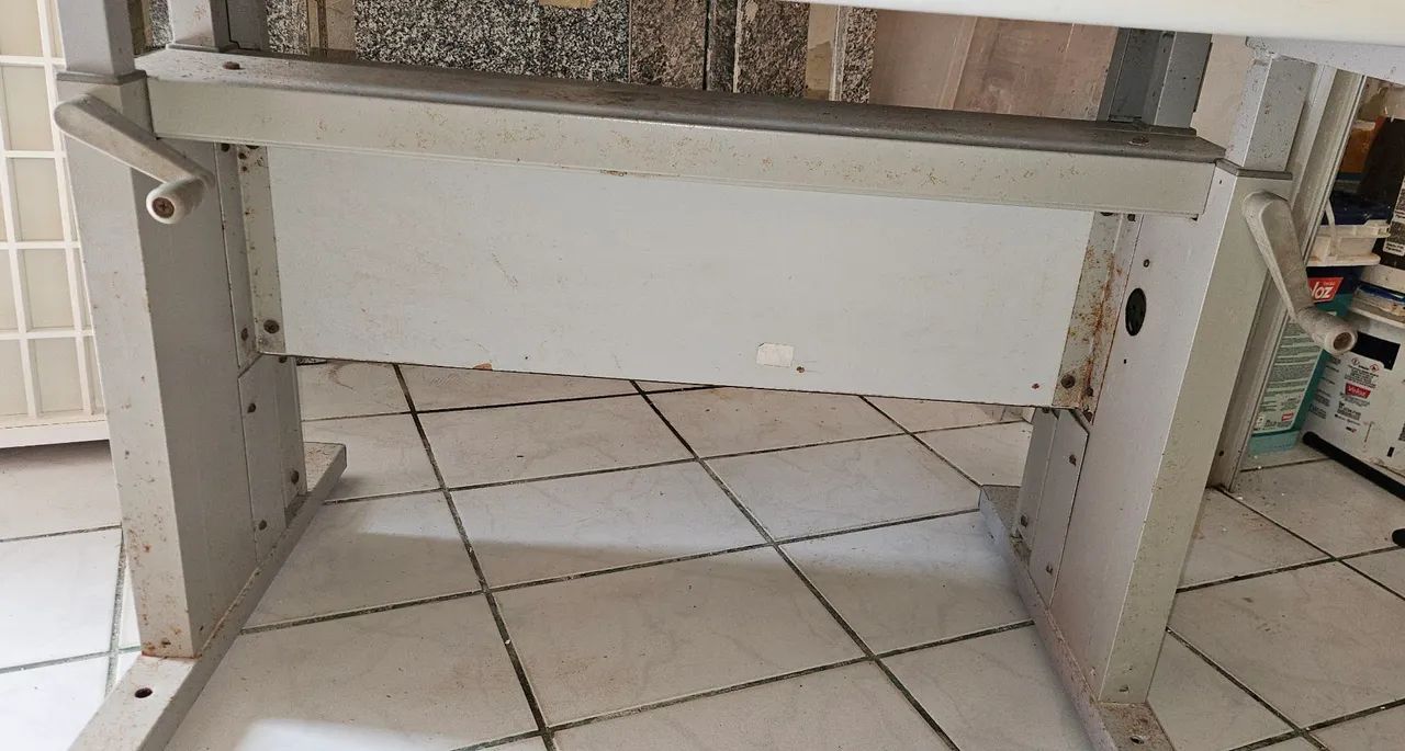 Mesa Com Regulagem De Altura Reforçada - Foto 3