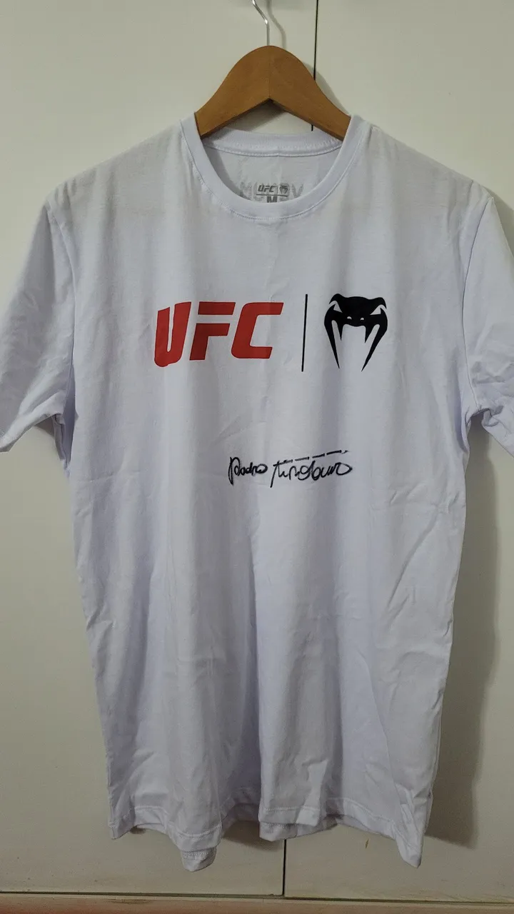 Camiseta UFC Venum autografada MINOTAURO 